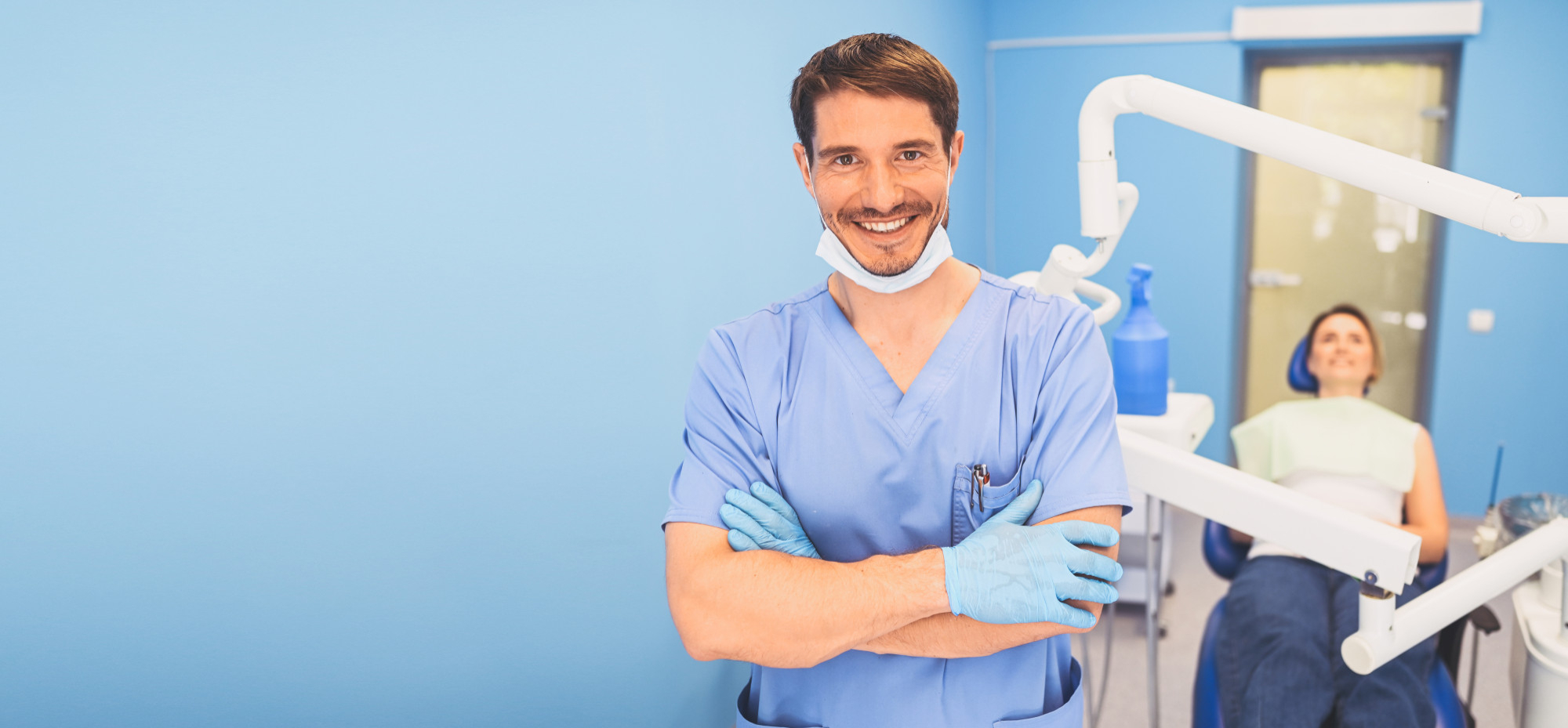 doctor-uniforme-medico-azul-consultorio-odontologia-paciente-sillon-dental